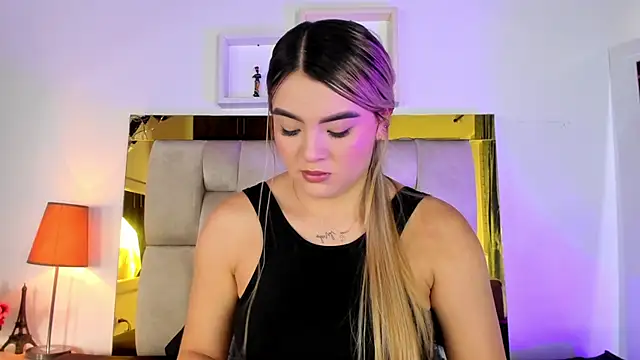 Snapshot of emmy_r chatting on 03/03/25, 12:17 emmy r online show from 03/03/25, 12:17