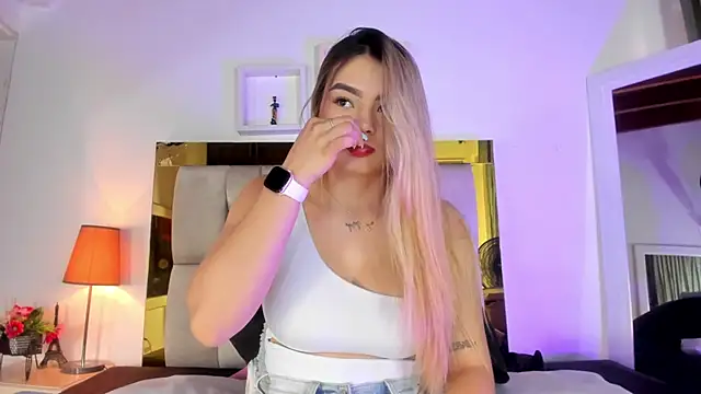 Snapshot of emmy_r chatting on 03/15/25, 12:13 emmy r online show from 03/15/25, 12:13