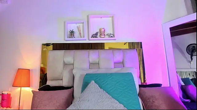 Snapshot of emmy_r chatting on 10/11/25, 12:06 emmy r online show from 10/11/25, 12:06