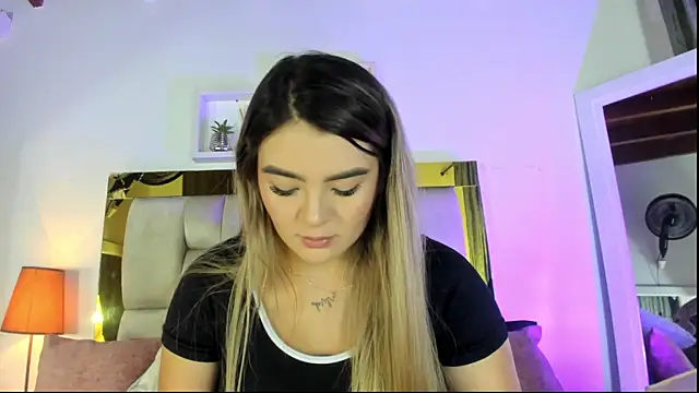 Snapshot of emmy_r chatting on 10/15/25, 12:02 emmy r online show from 10/15/25, 12:02