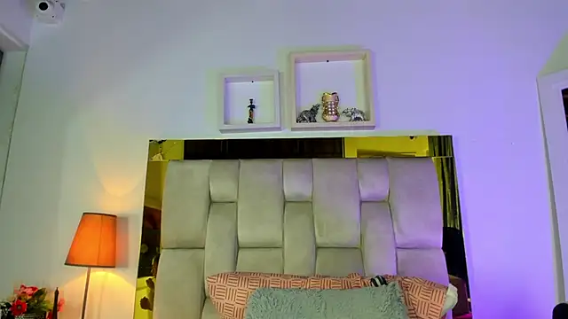 Snapshot of emmy_r chatting on 03/12/25, 12:04 emmy r online show from 03/12/25, 12:04