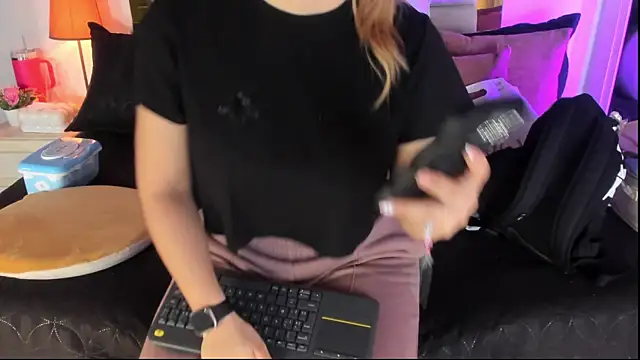 Snapshot of emmy_r chatting on 11/29/25, 12:05 emmy r online show from 11/29/25, 12:05