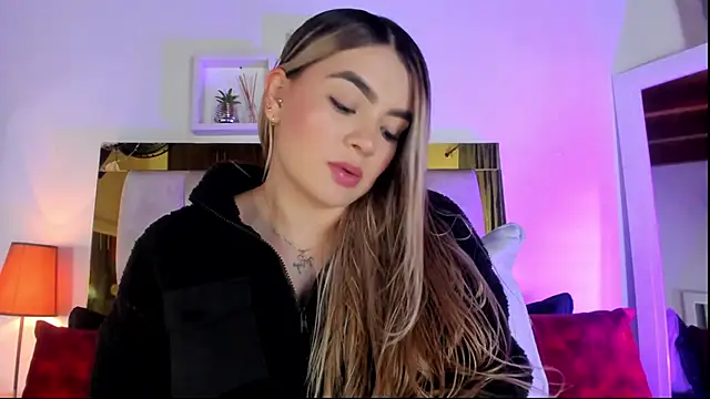 Snapshot of emmy_r chatting on 09/19/25, 12:09 emmy r online show from 09/19/25, 12:09