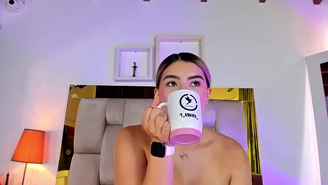 Snapshot of emmy_r chatting on 03/04/25, 03:26 emmy r online show from 03/04/25, 03:26