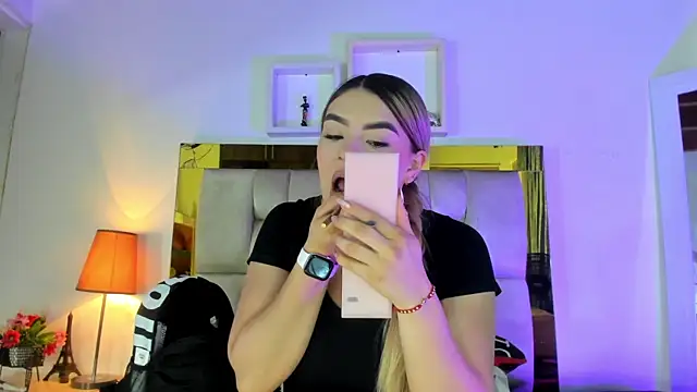 Snapshot of emmy_r chatting on 03/05/25, 12:11 emmy r online show from 03/05/25, 12:11