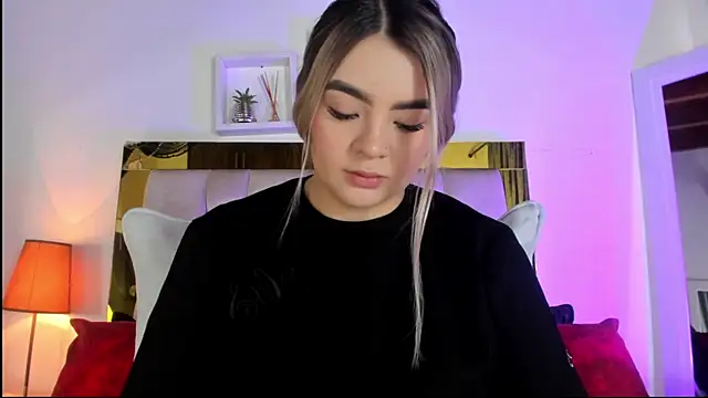 Snapshot of emmy_r chatting on 09/15/25, 12:05 emmy r online show from 09/15/25, 12:05