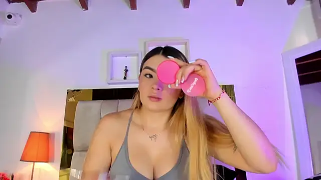 Snapshot of emmy_r chatting on 03/18/25, 12:17 emmy r online show from 03/18/25, 12:17