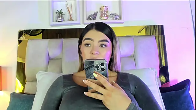 Snapshot of emmy_r chatting on 09/09/25, 12:03 emmy r online show from 09/09/25, 12:03