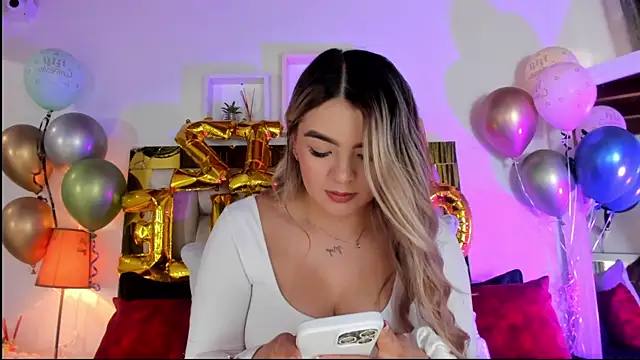 Snapshot of emmy_r chatting on 09/16/25, 12:06 emmy r online show from 09/16/25, 12:06