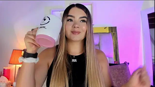 Snapshot of emmy_r chatting on 10/22/25, 12:26 emmy r online show from 10/22/25, 12:26