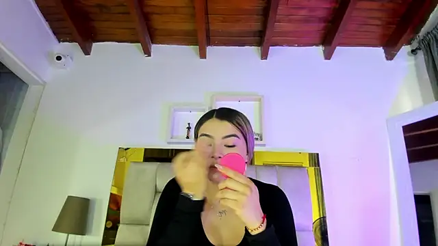 Snapshot of emmy_r chatting on 03/08/25, 12:09 emmy r online show from 03/08/25, 12:09