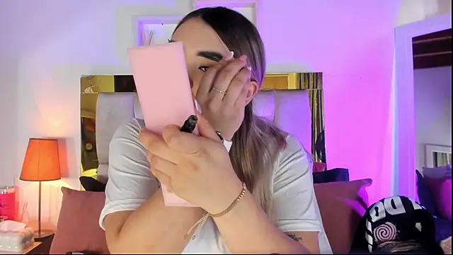 Snapshot of emmy_r chatting on 11/20/25, 12:06 emmy r online show from 11/20/25, 12:06