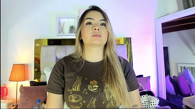 Snapshot of emmy_r chatting on 11/27/25, 12:05 emmy r online show from 11/27/25, 12:05