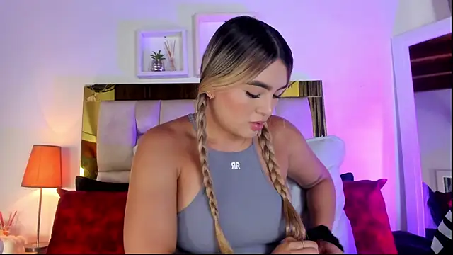 Snapshot of emmy_r chatting on 09/26/25, 12:12 emmy r online show from 09/26/25, 12:12