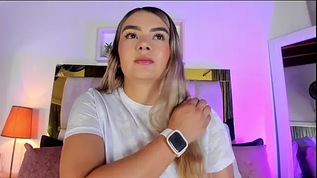 Snapshot of emmy_r chatting on 10/08/25, 12:07 emmy r online show from 10/08/25, 12:07