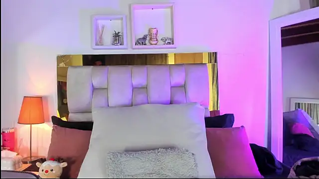 Snapshot of emmy_r chatting on 11/21/25, 12:15 emmy r online show from 11/21/25, 12:15