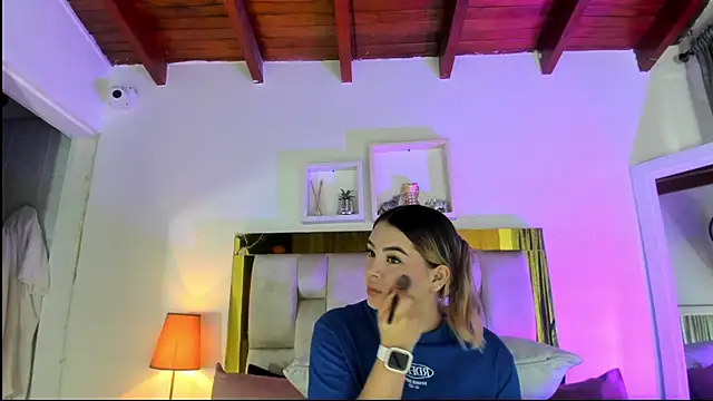 Snapshot of emmy_r chatting on 12/15/25, 12:11 emmy r online show from 12/15/25, 12:11