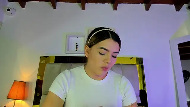 Snapshot of emmy_r chatting on 03/06/25, 12:09 emmy r online show from 03/06/25, 12:09