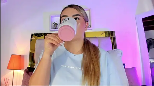 Snapshot of emmy_r chatting on 10/06/25, 12:06 emmy r online show from 10/06/25, 12:06