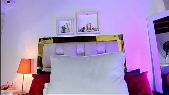 Snapshot of emmy_r chatting on 09/17/25, 12:07 emmy r online show from 09/17/25, 12:07