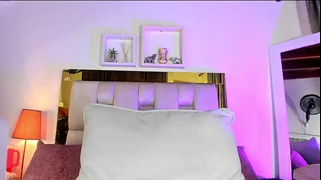 Snapshot of emmy_r chatting on 10/24/25, 12:04 emmy r online show from 10/24/25, 12:04