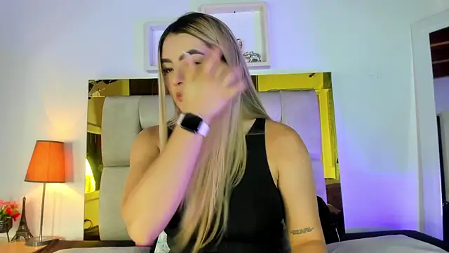 Snapshot of emmy_r chatting on 03/01/25, 12:12 emmy r online show from 03/01/25, 12:12