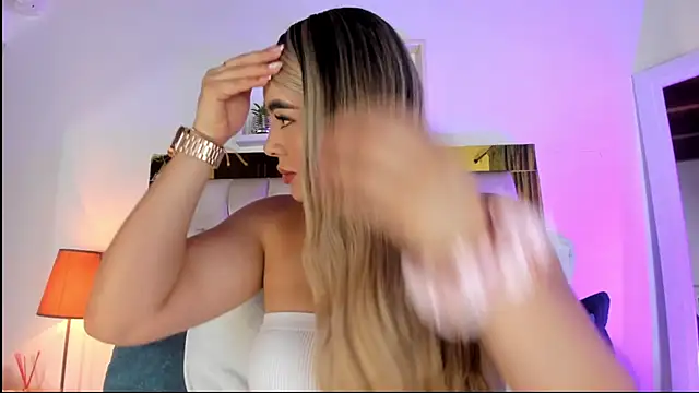 Snapshot of emmy_r chatting on 09/12/25, 12:05 emmy r online show from 09/12/25, 12:05