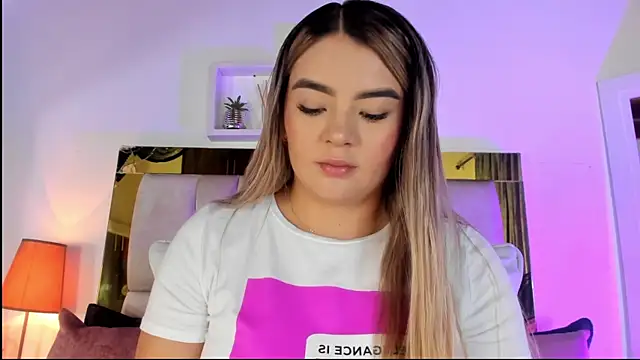 Snapshot of emmy_r chatting on 10/07/25, 12:06 emmy r online show from 10/07/25, 12:06