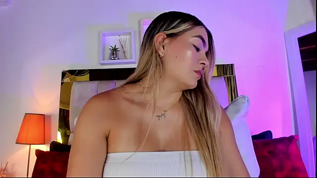 Snapshot of emmy_r chatting on 09/25/25, 12:11 emmy r online show from 09/25/25, 12:11