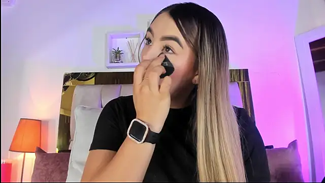 Snapshot of emmy_r chatting on 10/20/25, 12:06 emmy r online show from 10/20/25, 12:06