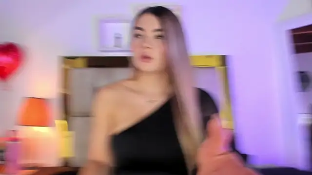 Snapshot of emmy_r chatting on 02/21/25, 12:17 emmy r online show from 02/21/25, 12:17