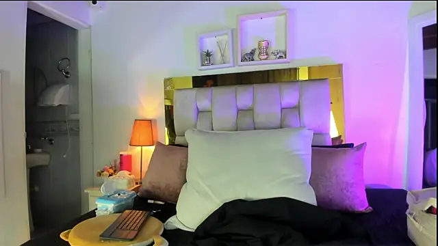 Snapshot of emmy_r chatting on 10/21/25, 12:04 emmy r online show from 10/21/25, 12:04