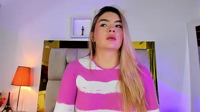 Snapshot of emmy_r chatting on 03/04/25, 12:22 emmy r online show from 03/04/25, 12:22