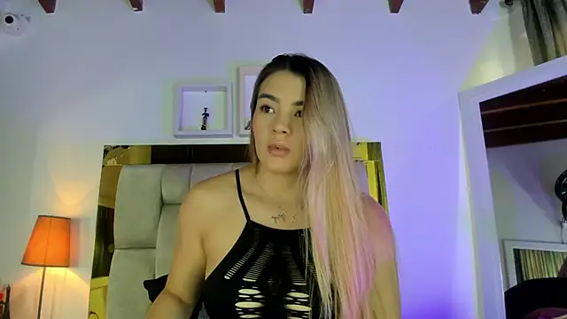 Snapshot of emmy_r chatting on 03/21/25, 12:06 emmy r online show from 03/21/25, 12:06