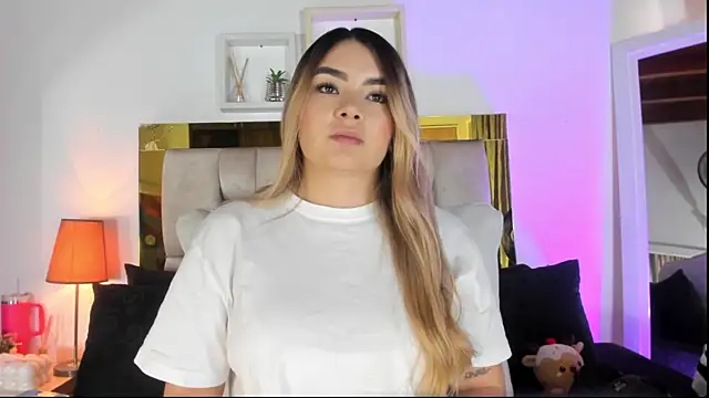 Snapshot of emmy_r chatting on 12/03/25, 12:26 emmy r online show from 12/03/25, 12:26