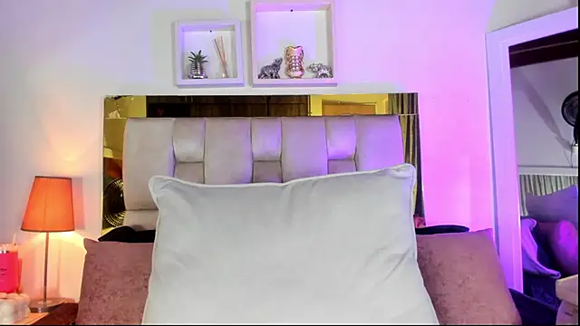 Snapshot of emmy_r chatting on 10/10/25, 12:17 emmy r online show from 10/10/25, 12:17