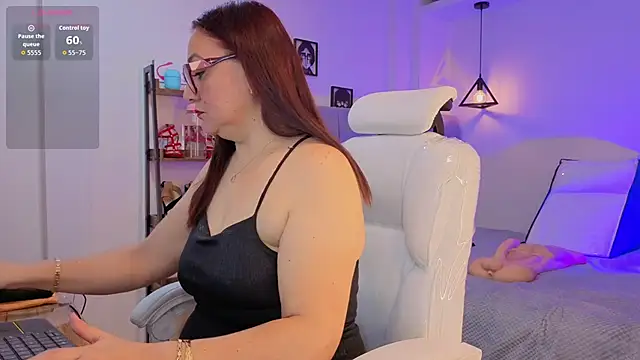 lady nylon  online show from 02/26/26, 11:43