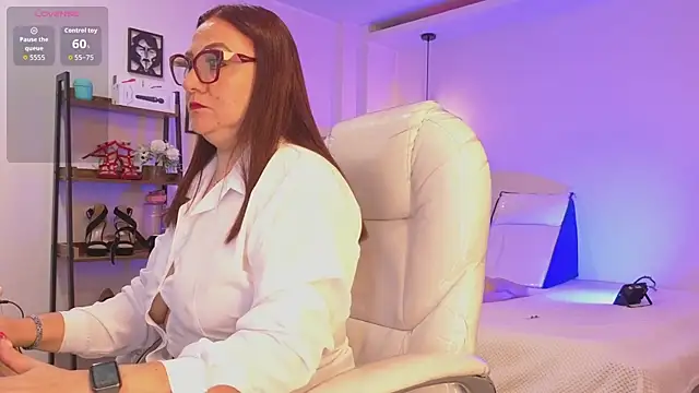 lady nylon  online show from 01/08/26, 12:44