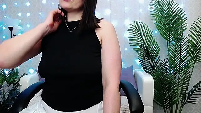 Snapshot of Camelia_Lillie chatting on 12/15/25, 01:11 Camelia Lillie online show from 12/15/25, 01:11