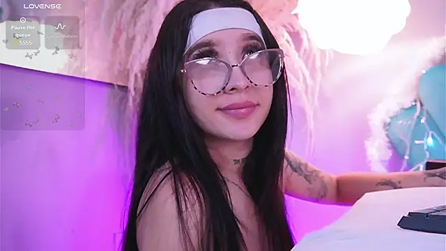 Snapshot of EriKlein chatting on 12/17/25, 10:48 EriKlein online show from 12/17/25, 10:48