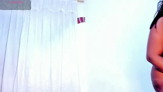 Snapshot of RoxannaBlanche chatting on 11/04/25, 01:37 RoxannaBlanche online show from 11/04/25, 01:37