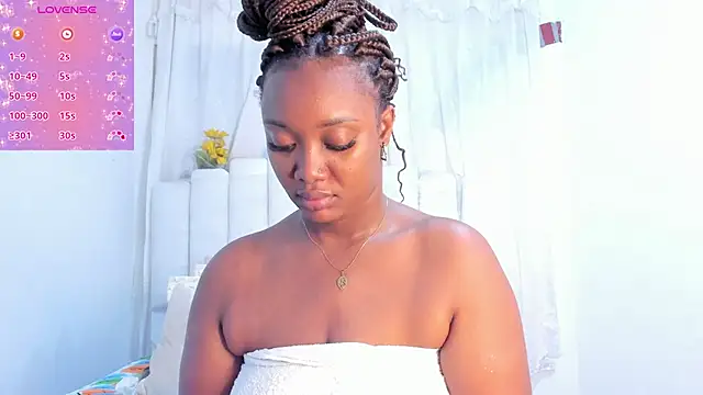 Snapshot of RoxannaBlanche chatting on 09/29/25, 12:55 RoxannaBlanche online show from 09/29/25, 12:55