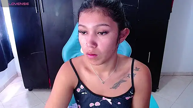 Snapshot of emily_rosse04 chatting on 05/23/26, 05:34 emily rosse04 online show from 05/23/26, 05:34