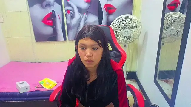 Snapshot of emily_rosse04 chatting on 10/08/25, 01:12 emily rosse04 online show from 10/08/25, 01:12