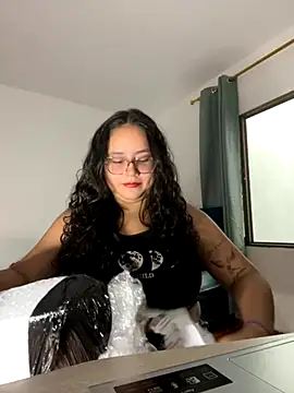 Snapshot of CurlyGirl_1 chatting on 09/15/25, 07:14 CurlyGirl 1 online show from 09/15/25, 07:14