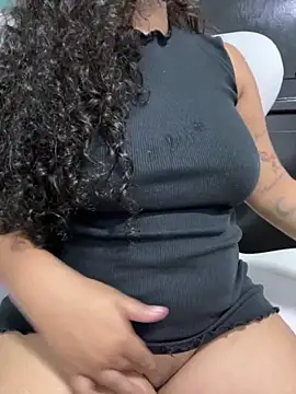 Snapshot of CurlyGirl_1 chatting on 02/19/25, 02:33 CurlyGirl 1 online show from 02/19/25, 02:33