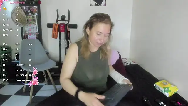 Snapshot of SheraHadee chatting on 07/10/26, 10:54 SheraHadee online show from 07/10/26, 10:54