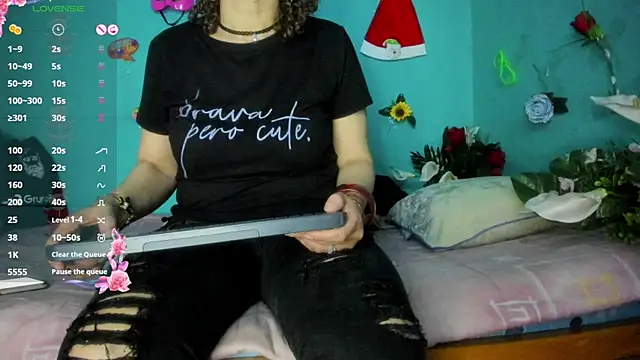 Snapshot of SheraHadee chatting on 12/17/25, 05:01 SheraHadee online show from 12/17/25, 05:01