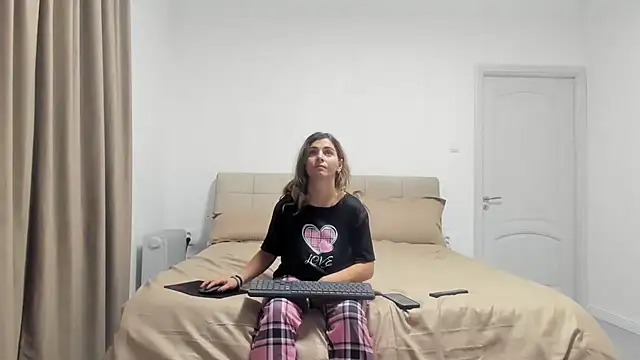 Hottalicia2 online show from 11/27/25, 09:37