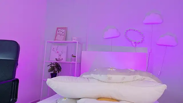 Snapshot of CristalCornner_ chatting on 01/13/26, 08:13 CristalCornner online show from 01/13/26, 08:13